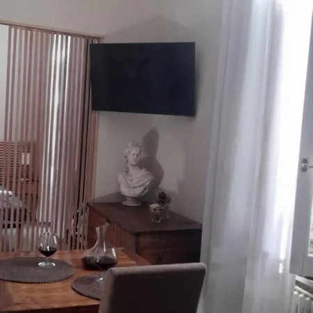 Apartment Interno 8 *